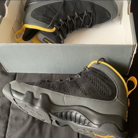 Jordan 9 Retro Dark Charcoal University Gold - Picture 5 of 7